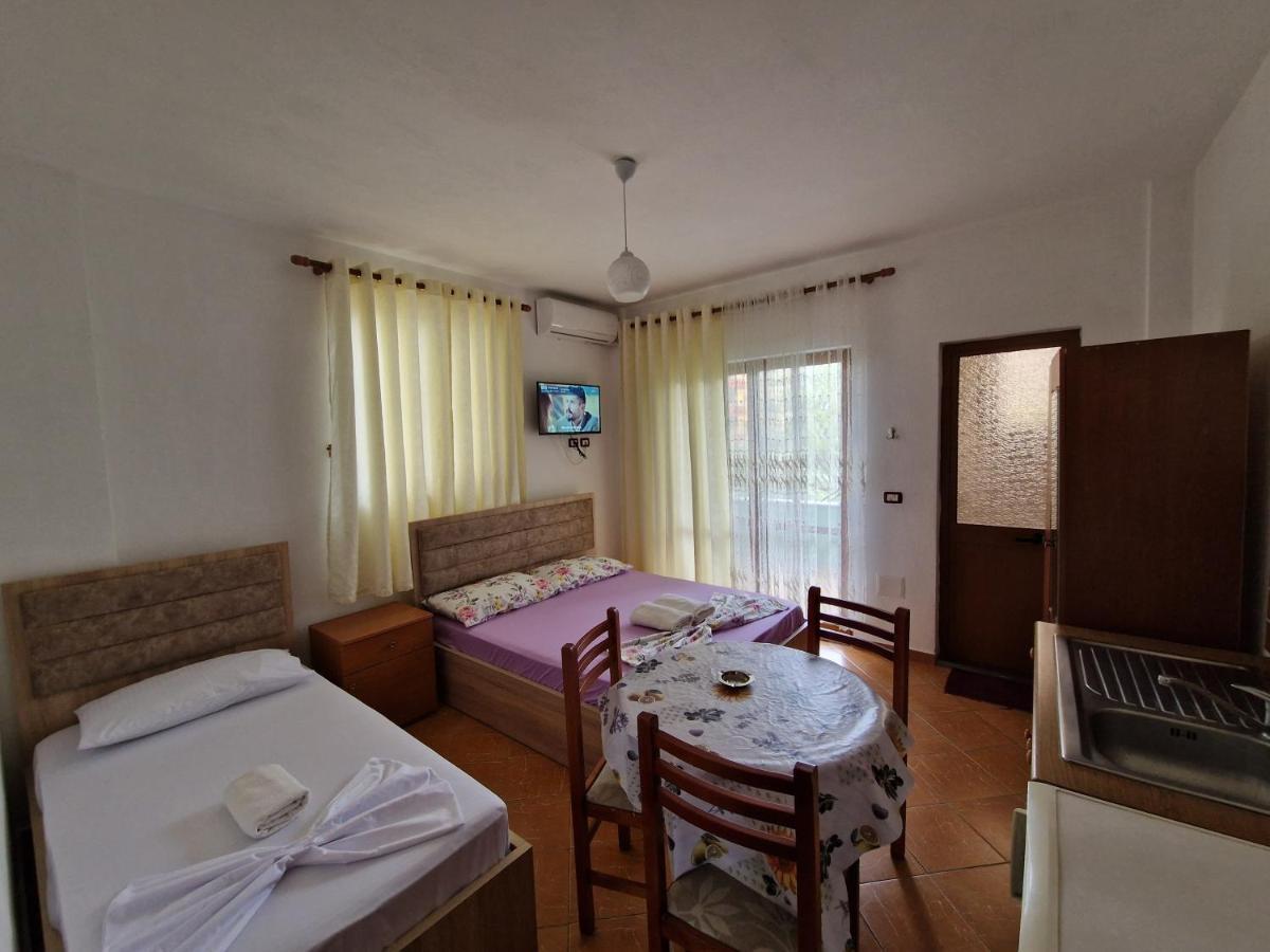 Guest House "Pisha" Durrës Exteriör bild
