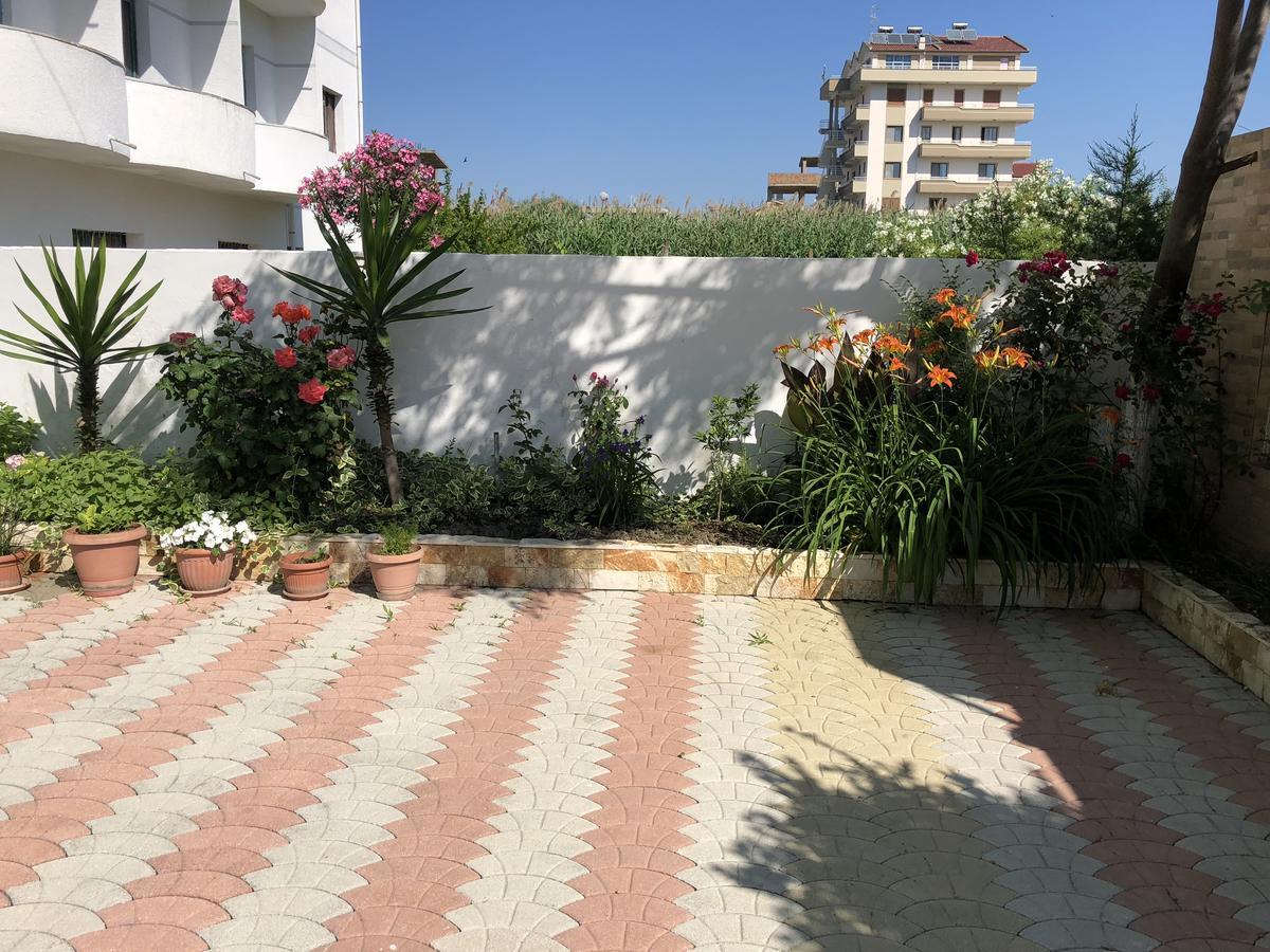 Guest House "Pisha" Durrës Exteriör bild